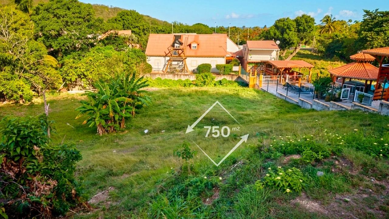 Terrain constructible pour villa tropicale avec vue mer en Guadeloupe